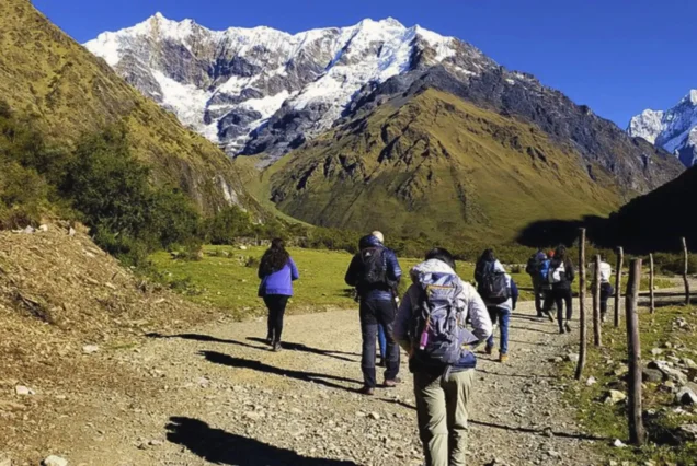 el sendero de humantay esta rodeado de nevados que adornan el viaje