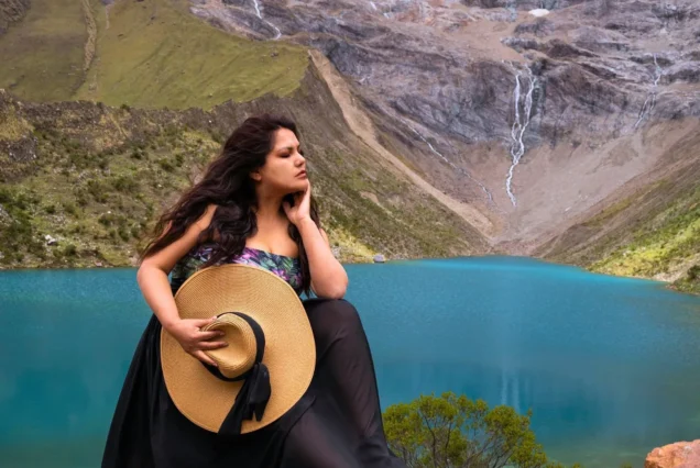 En la laguna de humantay los viajeros tienen tiempo para tomarse fotos y explorar