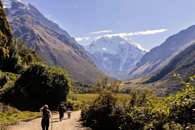 Camino de inicio hacia humantay con varias personas