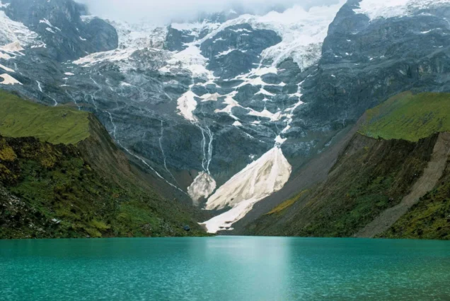 Nevado de humantay reflejado en el lago turquesa