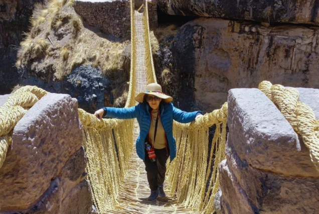 los viajeros tienen la oportunidad de pasar por el puente