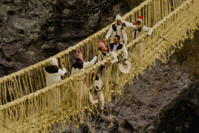 cada año se hace el ritual del puente de queswachaka