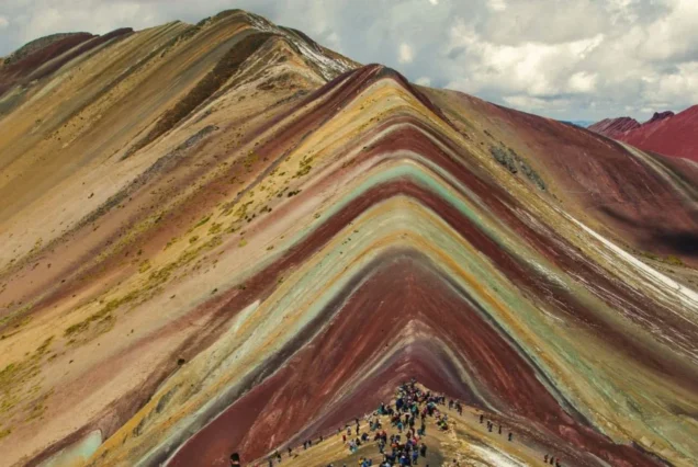 el deshielo del glaciar dejo una montaña colorida