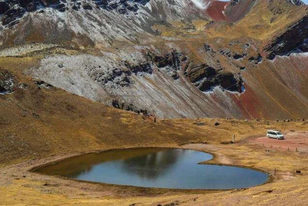 aguas empozadas por el camino a la montaña de colores