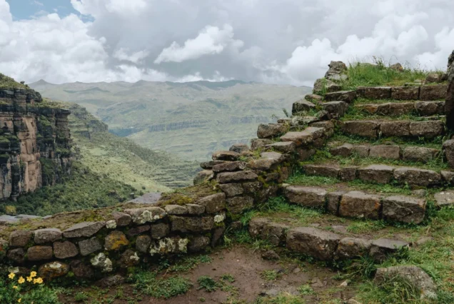 Escaleras de piedra hacia waqrapukara