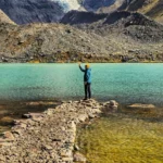 camino de piedra que dirige a la laguna
