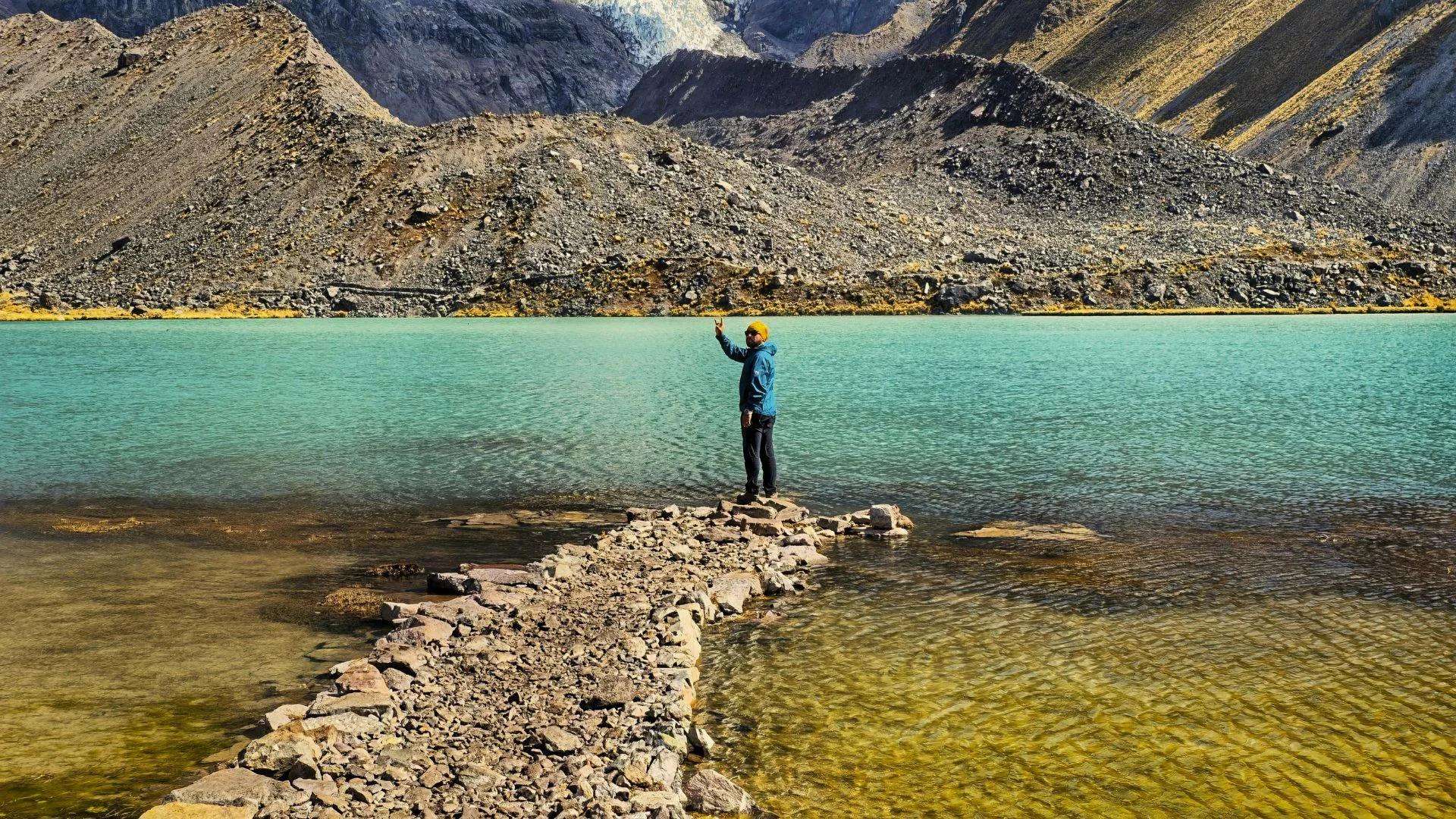 camino de piedra que dirige a la laguna